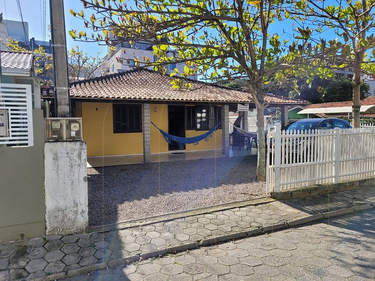 Casa disponível para aluguel em Bombinhas - Bairro Bombas!