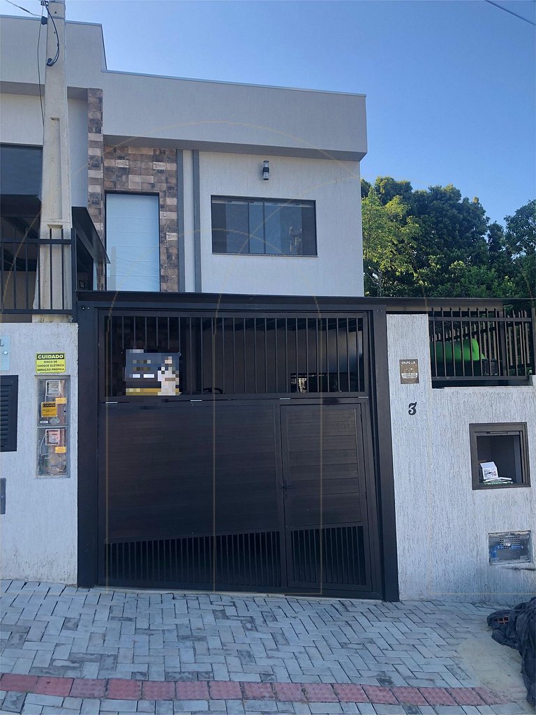 Casa Geminada à Venda – Conforto e Localização Privilegiada