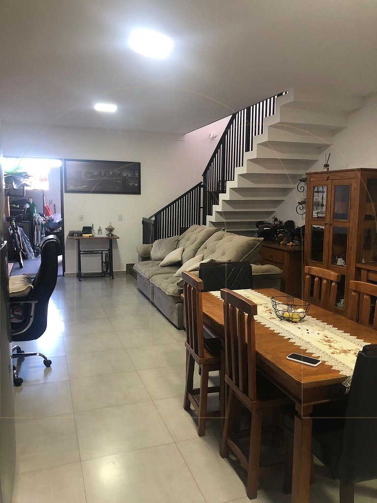 Casa Geminada à Venda – Conforto e Localização Privilegiada