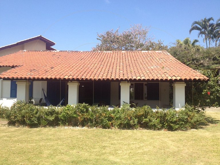 Casa no costão de bombas, 50 metros da praia.